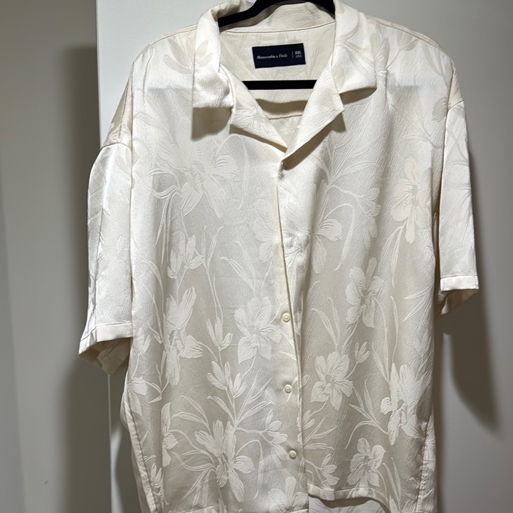 Abercrombie & Fitch Cream Casual Button Down Shirt with Subtle Floral Pattern